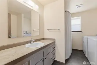 Full BR/Laundry