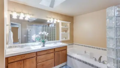 Primary en suite offers dual sink vanitiy and large soaking tub.