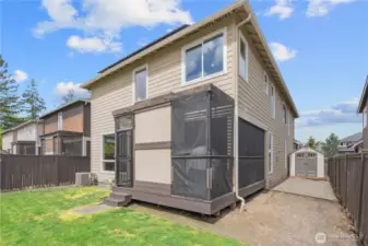 view of covered and screened outdoor living area