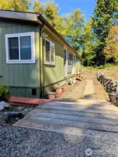 Walkway to home from driveway
