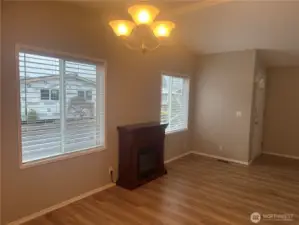 vaulted living rm with electric fireplace