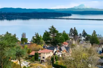Looking Southeast with Lake Washington and Mount Rainier standing proudly in the background.