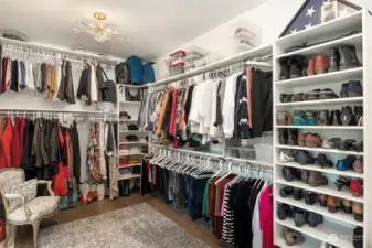 Step into this closet—truly a stylist's dream, offering ample space for an impeccably organized wardrobe.