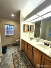 Double sinks in Ensuite bathroom