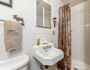 Bathbroom with shower