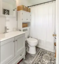 Freshly updated full bathroom