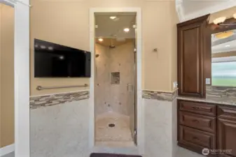 Fully tiled walk-in shower with surround sound & 5 shower heads.