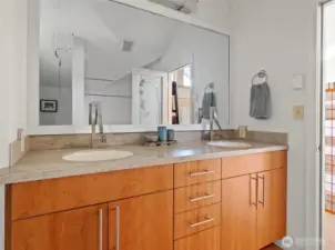 2nd level guest 3/4 bathroom