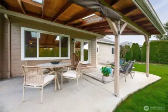 Covered back patio w/ skylights for gorgeous natural light.