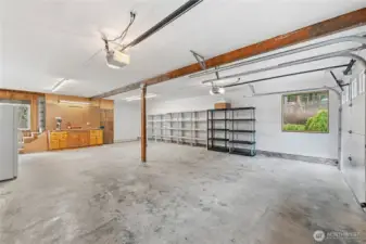 A large window brings in beautiful natural light, a rare feature in garages, creating a brighter and more pleasant space while subtly connecting the area to the surrounding greenery.