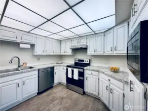 All appliances stay with the home, kitchen is light and bright with lots of storage