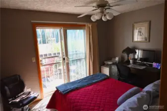 Bedroom w/deck