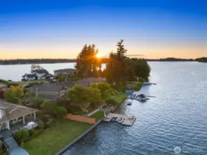You will enjoy the most beautiful sunsets while being located at the end of Tapps Island loop w/private drive & no through traffic.