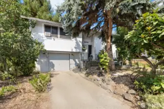 Picture has been edited to show driveway without vehicles