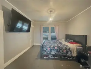 Large bedroom on the main with 2 closets