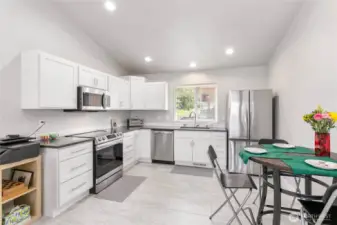 Open kitchen that flows right into a comfy dining area – perfect for everyday eats and parties!