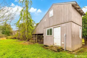 Additional space for crafting, storage, art- bring your dreams and ideas!