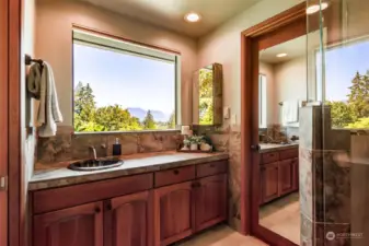 Primary bath - also has a mountain view!