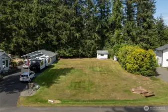 Community Lot to be used any enjoyed by owners & owners guests!