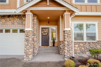 Front Porch / Entryway: