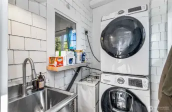 Stackable washer/dryer for space