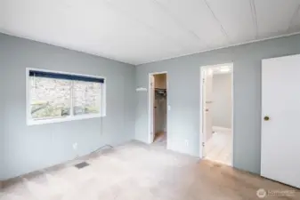 Primary bedroom, lg walk in closet