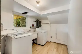 laundry room with utility sink