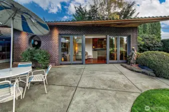 The Fairway Bungalow opens directly to its own south-facing patio, with wide glass doors and a classic tile roof that echo the architectural language of the main residence. Completed in 2020 as a fully independent dwelling, the bungalow offers year-round indoor-outdoor living framed by mature landscaping and the nearby 4th Green.