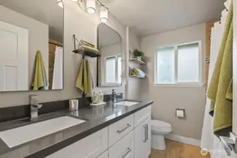 Main floor full bathroom