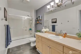 Full bathroom - a fresh and comfortable space.