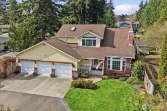 Short walk to Lake Meridian Park, swimming, fishing, boating close by.