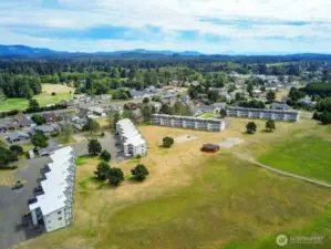 Located just across the road from Peninsula Golf Course—a major perk for golf-loving guests and renters