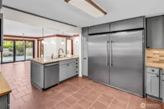 Extra large dual column fridge to accommodate many people