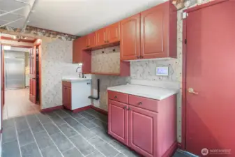 Laundry area between kitchen and garage