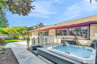 Fully functioning hot tub with Trex decking