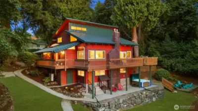 Hi! This is the owner here, about to take you on a tour of this super unique home. Bittersweet for me!