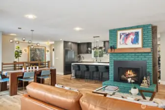 Gas fireplace and connection to dining and kitchen