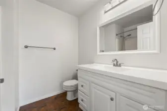 Primary en-suite full bathroom