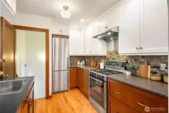 Entry passage to lower level