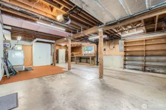 860 Sq Ft double car with full laundry room and work bench
