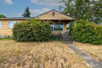 Single story home in S Tacoma waiting for its new owner. Bring your tool belt and vision to make this home your own.