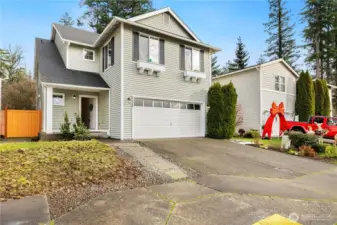 4 bedrooms and a huge loft, 2.5 Bathrooms, hardwood floor the entire house, gas fireplace, tiled backsplash, granite counters, SS appliances, walking pantry, green belt behind fully fenced backyard.