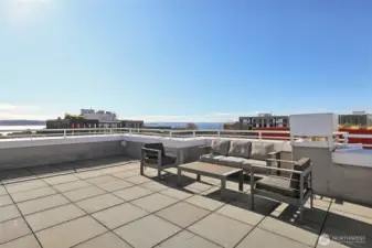 Stunning panoramas of Elliott Bay, the Space Needle, and the downtown skyline take center stage from up here.