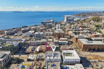 Explore beloved Myrtle Edwards Park just down the street or hop on the Elliott Bay Trail for easy connection to Magnolia, Interbay, or south to the stadiums!