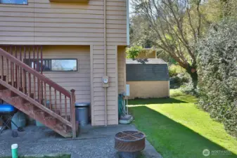 Access from the deck down to the main yard.