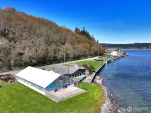 Overview - pool and clubhouse.