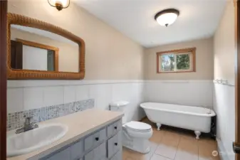 BATHROOM | CLAWFOOT TUB | MAIN FLOOR