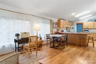 Large great room w/ hickory floors