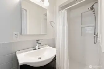 Upstairs guest bath
