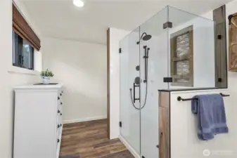 Beautiful tiled walk-n shower